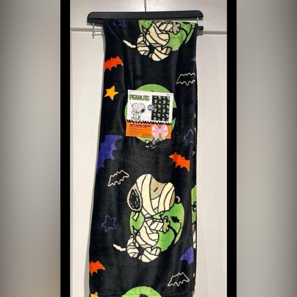 Halloween Peanuts Snoopy Mummy Black Neon Green Throw Blanket